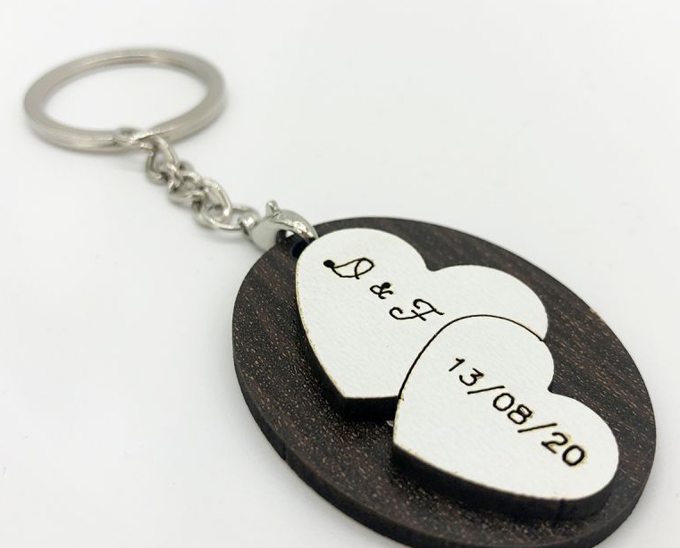 Bomboniera portachiavi cuori in legno personalizzato